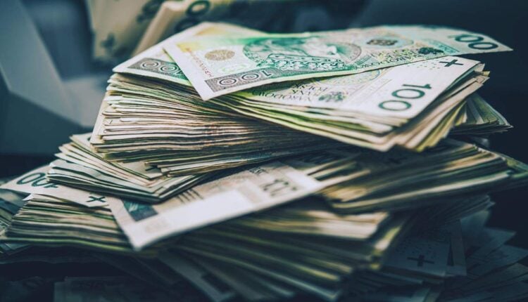 Lawinowy wzrost gotówki w obiegu pomimo nadchodzących zakazów. Czego obawiają się Polacy?