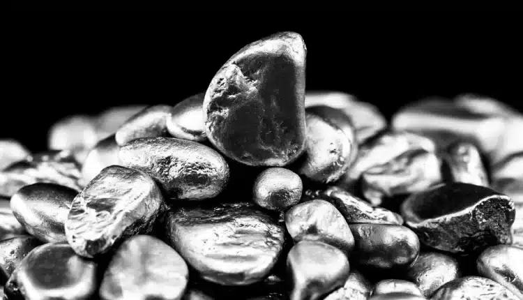 Rząd narzuca ostre cięcia kwot wydobywczych, notowania tego metalu w górę