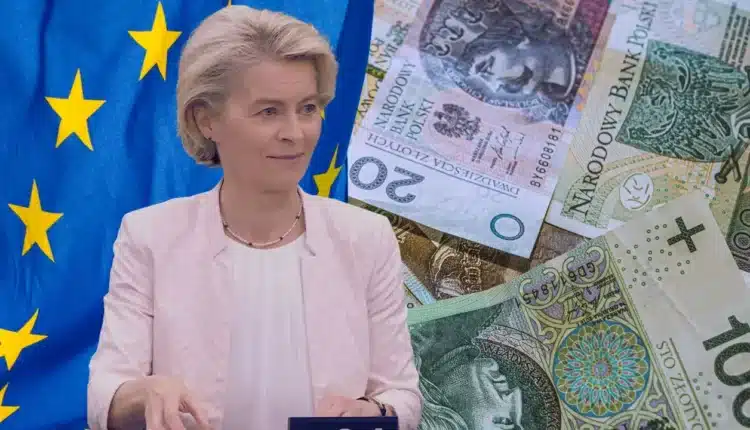 Ursula von der Leyen na tle flagi UE. W tle oszczędności w polskich banknotach.