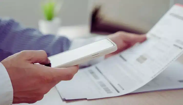 Zapomniałeś opłacić fakturę za telefon? Zapłacisz odsetki. A co z rabatami? Ważna decyzja UOKiK