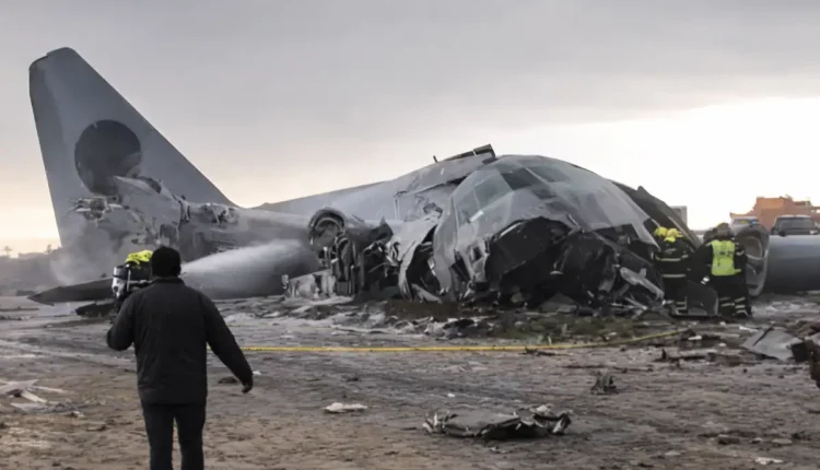 Tłum rzucił się na pieniądze po katastrofie. Wojskowy samolot z banknotami rozbił się w Boliwii