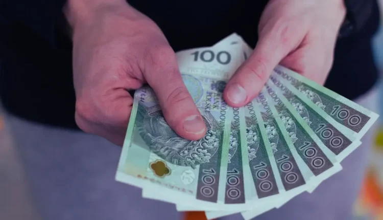 Rząd się spóźnia, ale wynagrodzenia są bliskie rekordu. Kiedy pęknie psychologiczna granica?