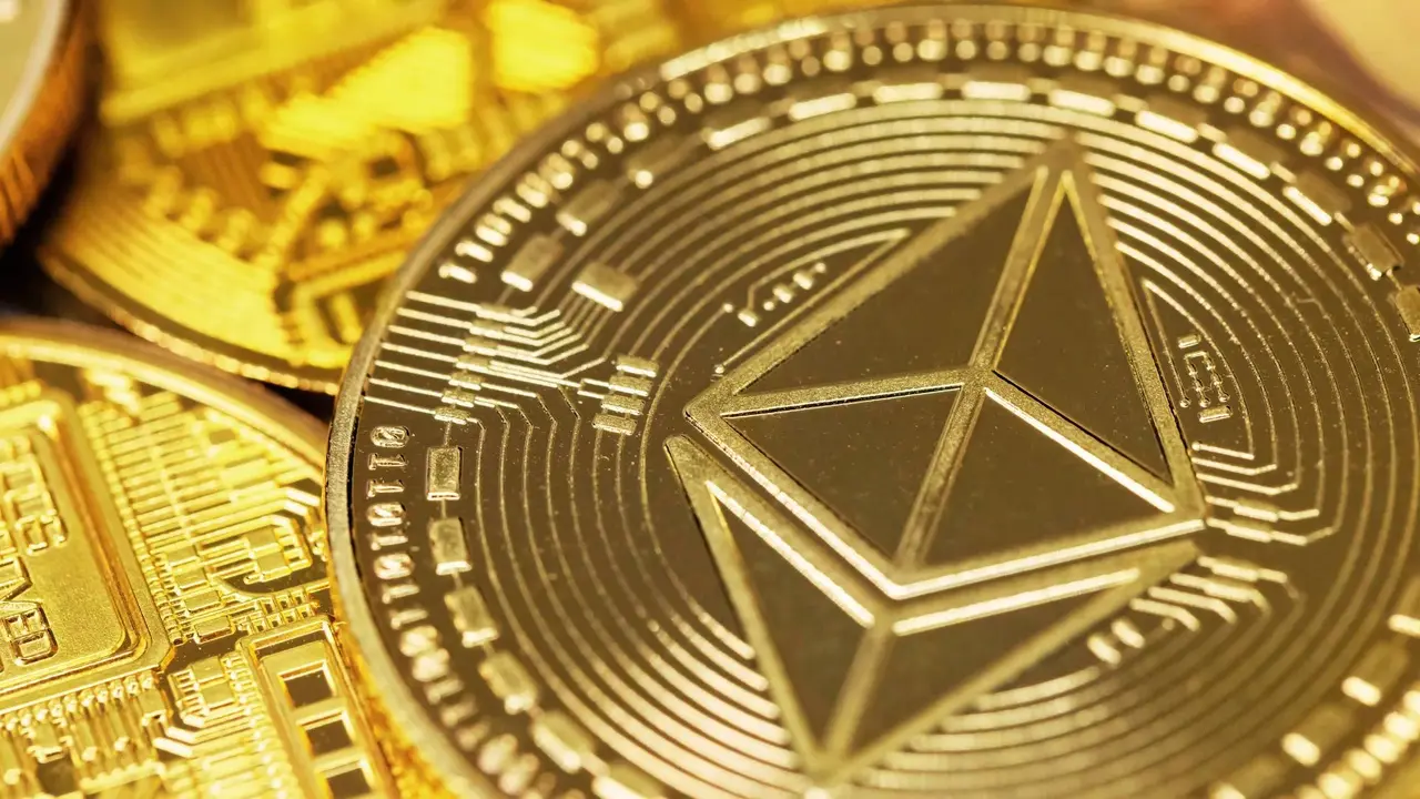 Złota moneta Ethereum.