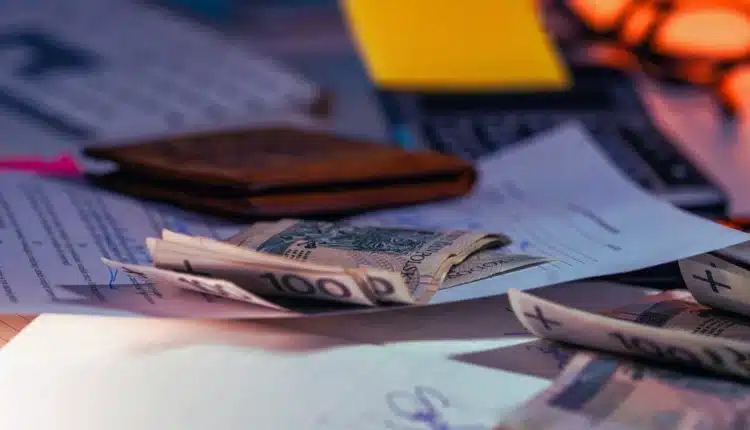 Oszczędności Polaków rosną, ale coraz bardziej się zadłużamy. O co tutaj chodzi?