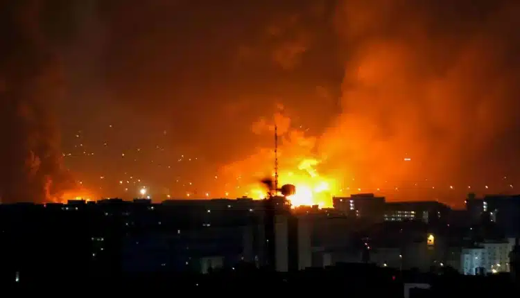 Podsumowanie wojny na Bliskim Wschodzie (07.03.2026). Uderzenia na rafinerie, stacje odsalania wody; dron, co zawisł na drzewie