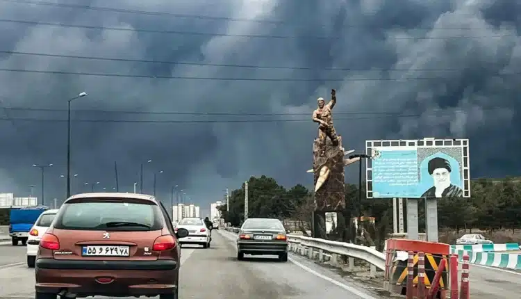 Iran – kolumna dymu po bombardowaniach