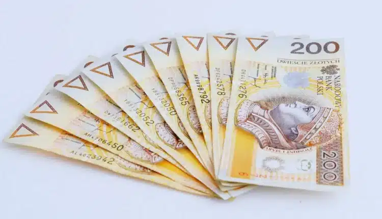 Inflacja znowu rośnie. Rząd obniża ceny paliwa. Podniesie 800 plus?