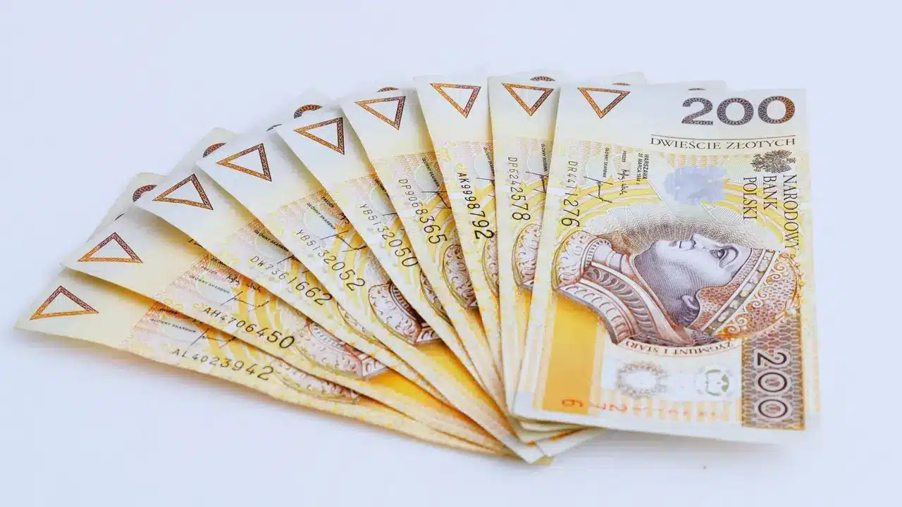 Inflacja znowu rośnie. Rząd obniża ceny paliwa. Podniesie 800 plus?