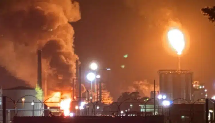 Rafineria w ogniu, linie lotnicze ograniczają loty, rząd przebąkuje o stanie wyjątkowym, czyli paliwowa środa na Antypodach