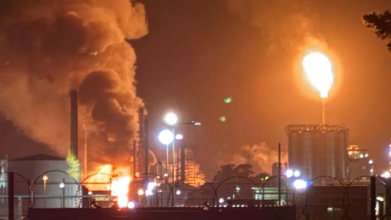 Rafineria w ogniu, linie lotnicze ograniczają loty, rząd przebąkuje o stanie wyjątkowym, czyli paliwowa środa na Antypodach