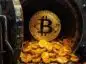 Bitcoin w skarbcu. Złote monety BTC wypadające ze skarbca.