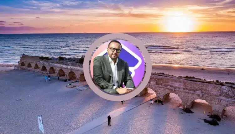 Plaża w Cezarei zachodzące słońce, na środku portret prezesa zondacrypto