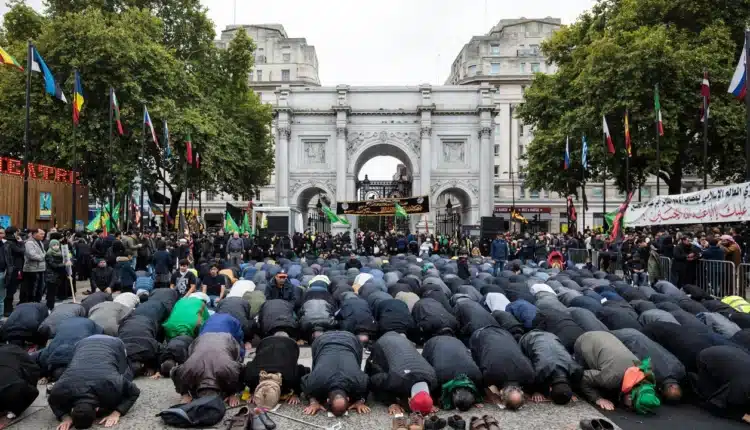 Nielegalne reklamy „tylko dla muzułmanów”, władze – selektywnie krótkowzroczne