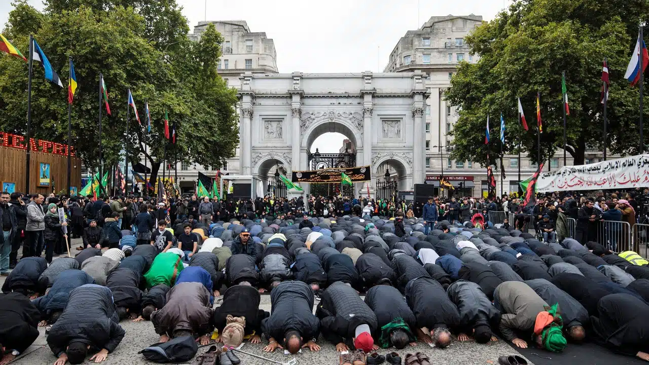 Nielegalne reklamy „tylko dla muzułmanów”, władze – selektywnie krótkowzroczne