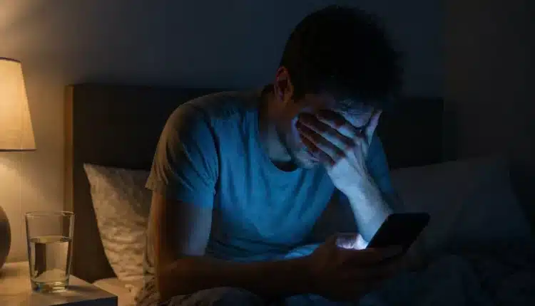 Niebieskie światło to ściema? Nowe badania podważają wszystko, co wiesz o śnie