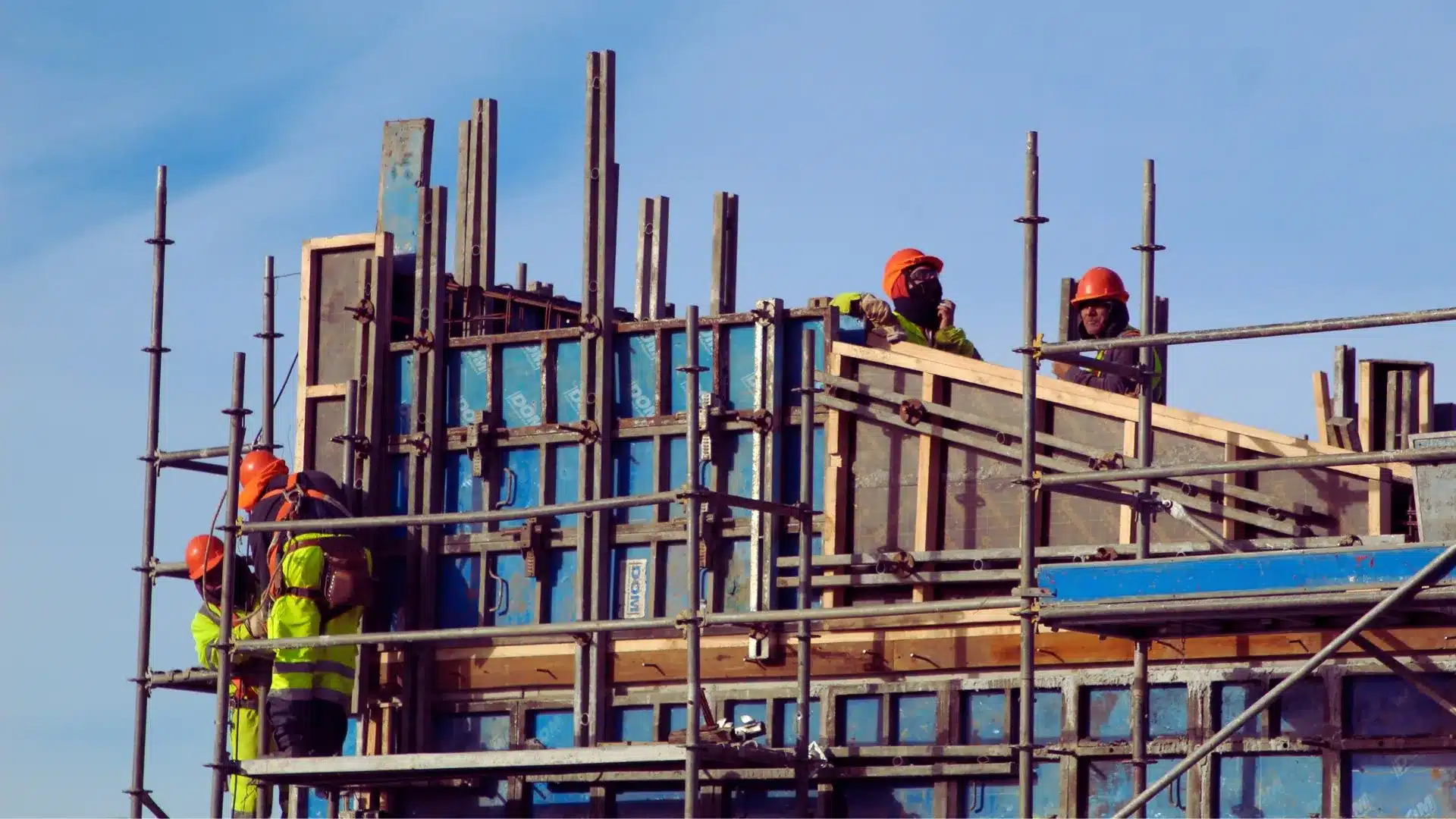 Liczba pracujących cudzoziemców dynamicznie rośnie. Polska nie uczy się na błędach sąsiadów?