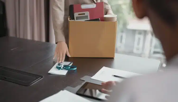 Grafika przedstawiająca zwolnienie pracownika.