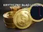 Stablecoiny w postaci złotych monet leżące w stosie na stole, w tle wykres spadającego kursu kryptowaluty. Napis "KRYTYCZNY BŁĄD LUDZKI"