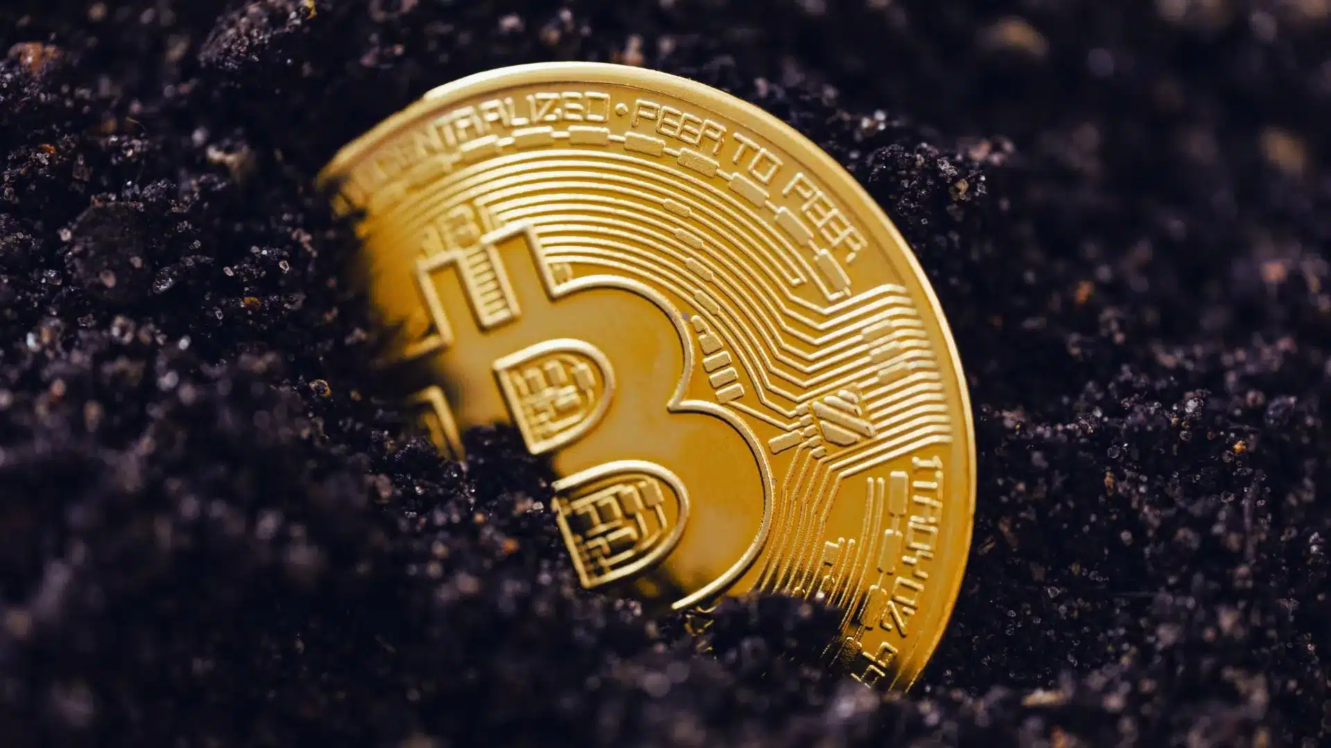 Bitcoin zasypany ziemią.