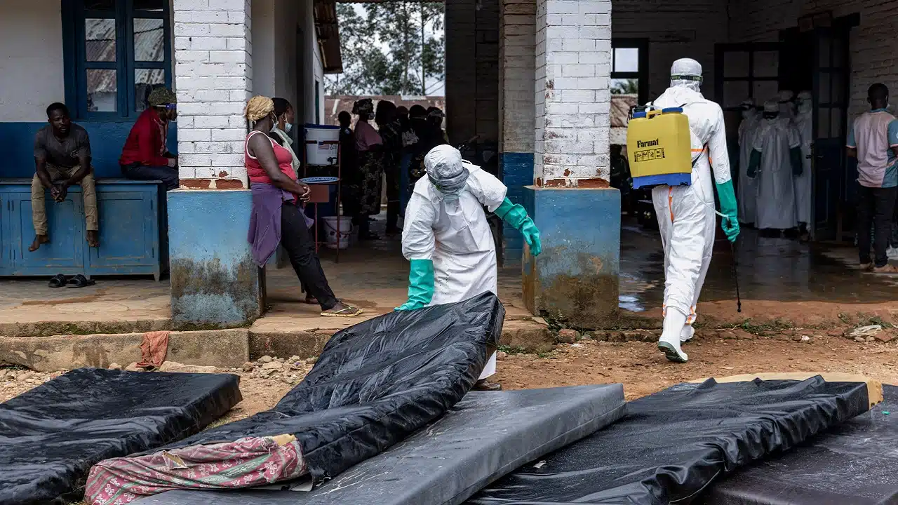 Ośrodek dla pacjentów z wirusem Ebola spalony, armia i policja tłumią zamieszki