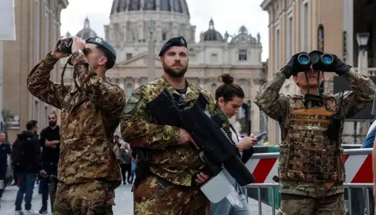 „Niepokojące” wnioski twórców algorytmów. Papież chce rozbroić AI, Anthropic mu sekunduje