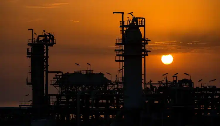 Chiny nakazują ignorować sankcje na rafinerie – te w coraz głębszych opałach finansowych