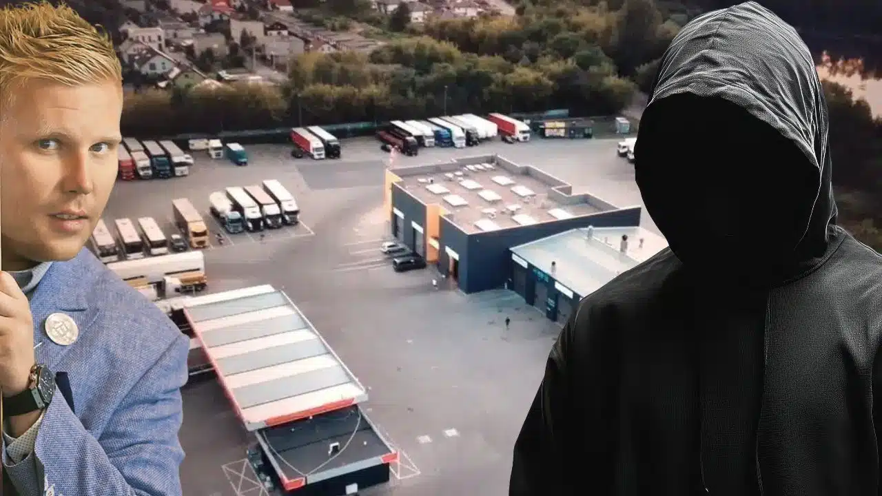 Sylwester Suszek na tle stacji paliw w Czeladzi oraz zakapturzona postać