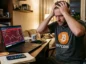 kryptoinwestor przy biurku
