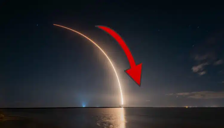 Trajektoria lotu rakiety SpaceX, symetrycznie do niej spadkowa czerwona strzałka