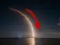 Trajektoria lotu rakiety SpaceX, symetrycznie do niej spadkowa czerwona strzałka