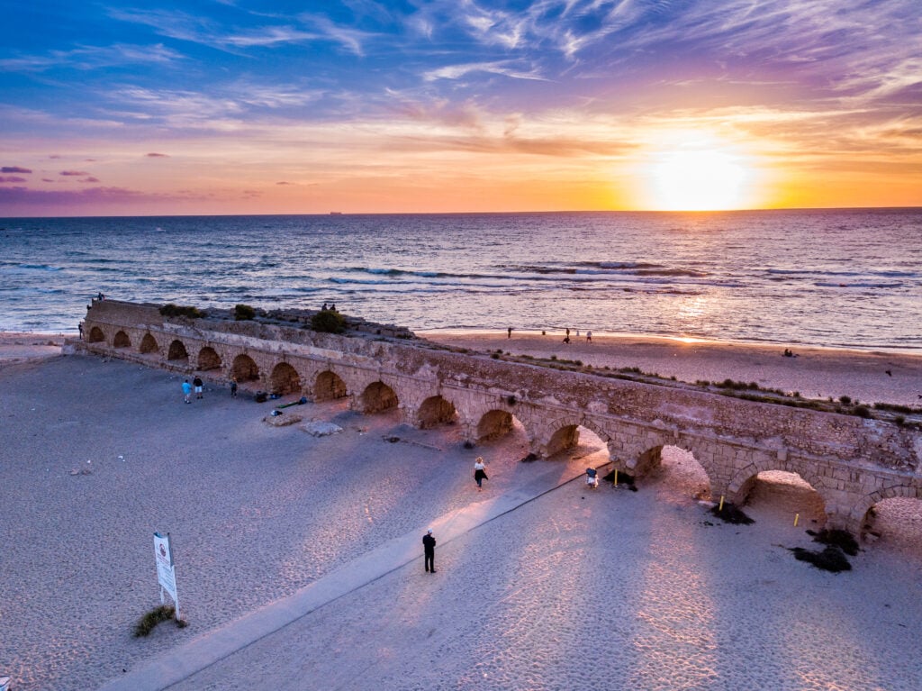 izrael cezarea plaża zachodzące słońce