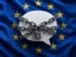 Flaga Unii Europejskiej jako tło, dymek dialogowy skrępowany łańcuchem i kłódką.