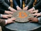 dłonie na Bitcoinie