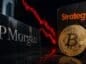 logo jpmorgan chase, moneta bitcoin oraz czerwony wykres sugerujący spadki, oraz logo strategy