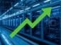 centrum danych data center na pierwszym planie zielona strzałka sugerująca wzrosty