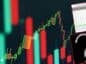 Wykres i świecie giełdowe wraz z tabelą o napływach do ETF-ów na Bitcoina