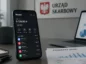 Revolut, Urząd Skarbowy, biurko, smartfon.