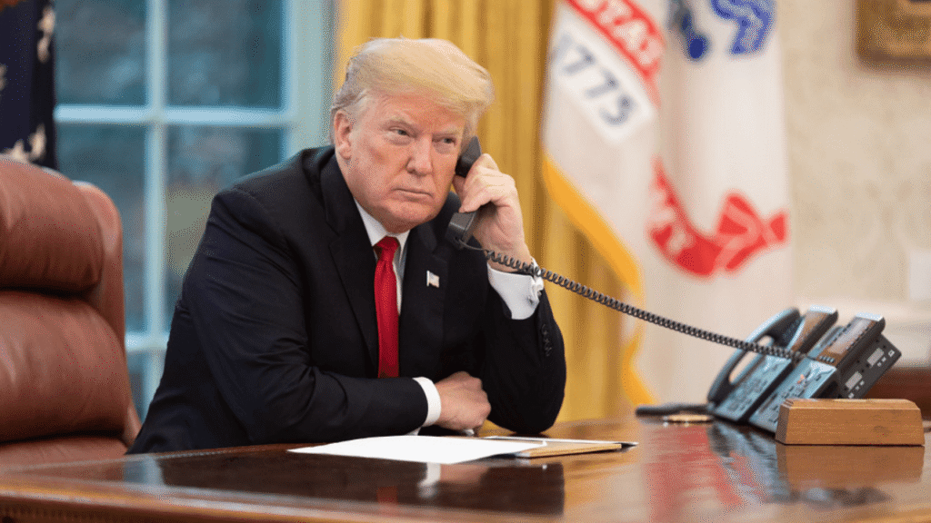 Prezydent USA rozmawia przez telefon