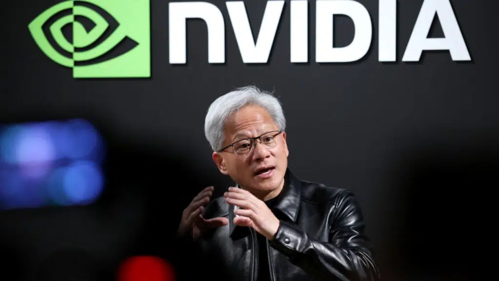 Jensen Huang na tle loga NVIDIA