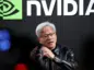 Jensen Huang na tle loga NVIDIA