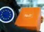 Kobieta w swetrze trzymająca pomarańczową paczkę z logiem Temu, w tle okrąg z flagą Unii Europejskiej