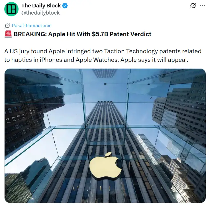 Logo Apple przed szklanym sklepem firmy w Nowym Jorku, wykorzystane przy informacji o werdykcie patentowym na 5,7 mld dolarów w sprawie technologii haptycznej.