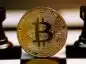 Moneta BTC umieszczona na szachownicy