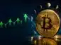 Moneta Bitcoina wokół niej fazy Księżyca, obok strzałki zielone sugerujące wzrosty