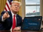 Donald Trump w garniturze siedzi przy biurku i wskazuje palcem w stronę widza, a obok niego na ekranie tabletu widać mapę z napisem „Lake America”; w tle znajdują się amerykańska i kanadyjska flaga.