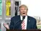 Donald Trump przemawia, w tle stacja benzynowa w Polsce