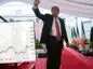 Donald Trump przed Białym Domem i wykres Bitcoina