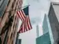 Flaga USA w pobliżu wieżowca na Wall Street
