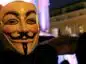 osoba w masce anonymous stoi na ulicy