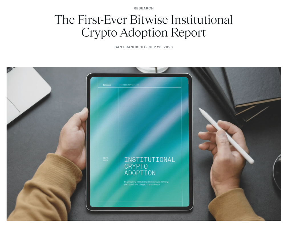 Tablet z widocznymi dłońmi użytkownika, w prawej trzyma rysik, w drugiej urządzenie. Na stronie głównej widnieje raport Bitwise pt. "INSTITUTIONAL CRYPTO ADOPTION"